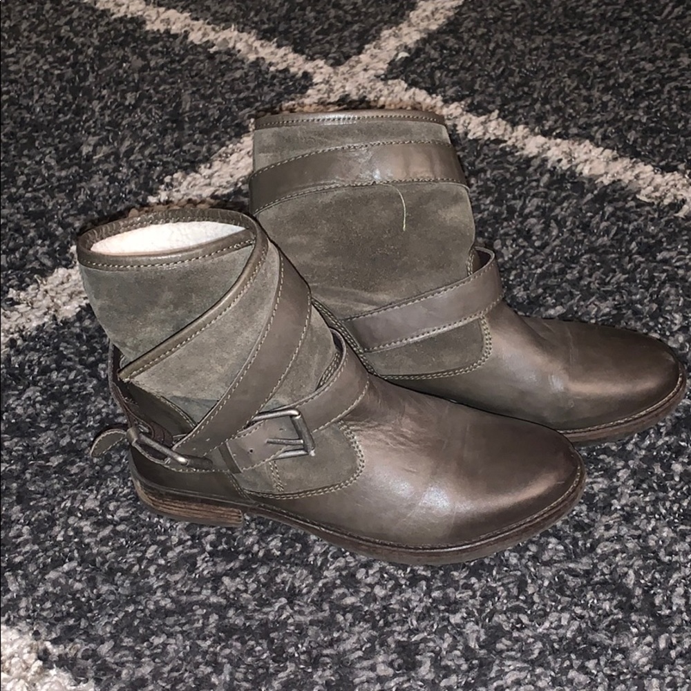 💫💫 Price Drop⭐️⭐️Shearling lined leather boots